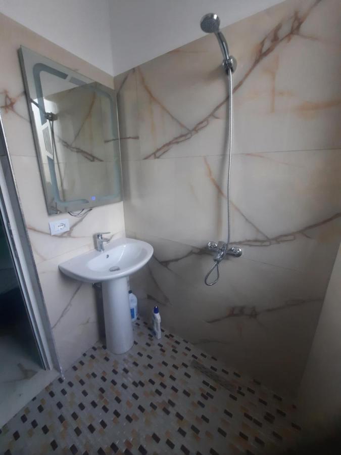 Hotel Megniar Lushnje Экстерьер фото