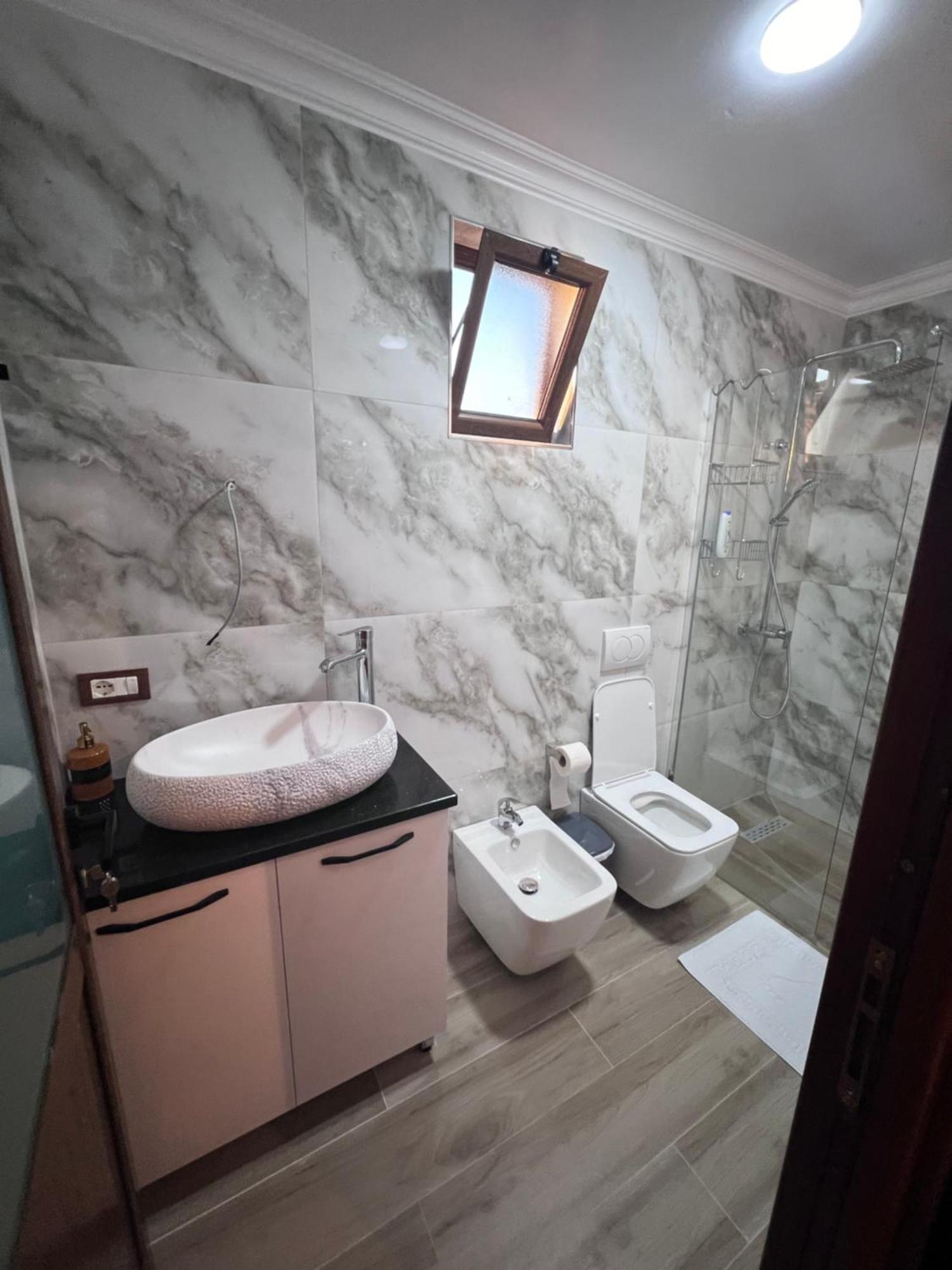 Hotel Megniar Lushnje Экстерьер фото