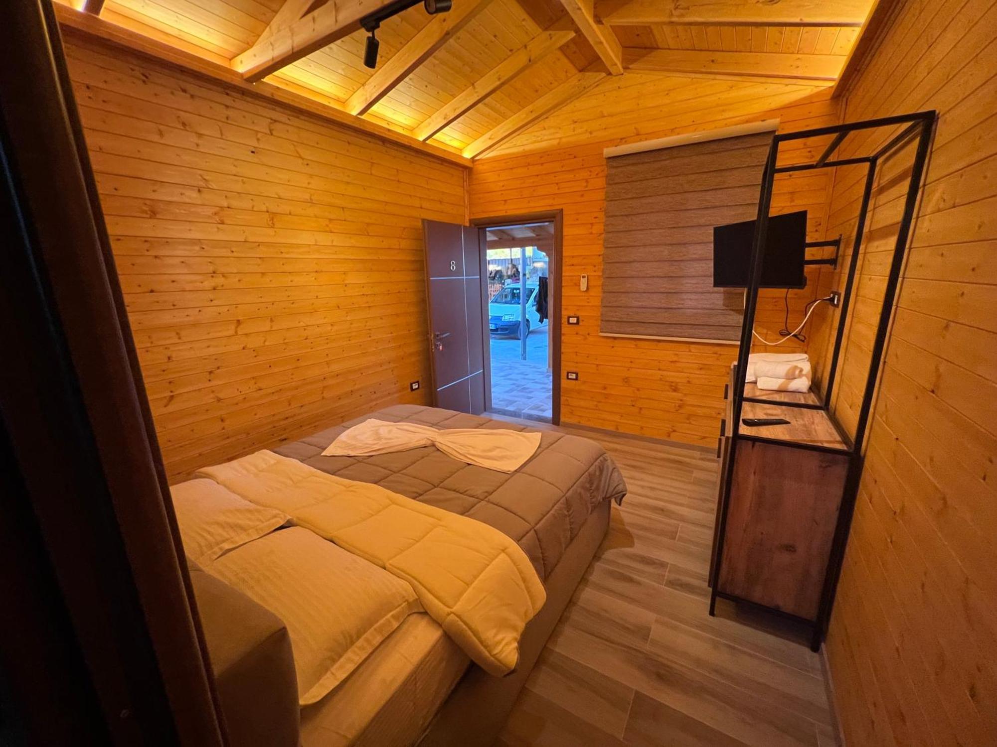 Hotel Megniar Lushnje Экстерьер фото