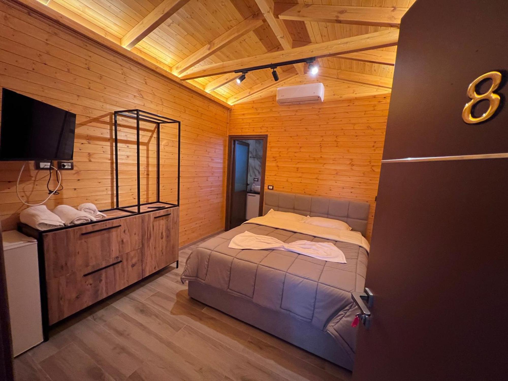 Hotel Megniar Lushnje Экстерьер фото