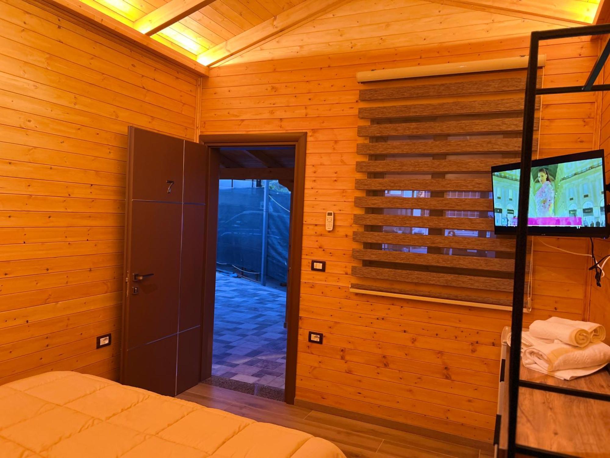 Hotel Megniar Lushnje Экстерьер фото